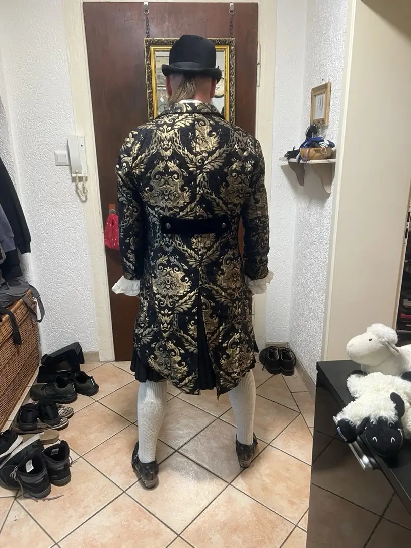 klient Zaczarowanej Regencji noszący frak dworski