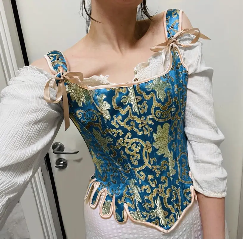 klientka Zaczarowanej Regencji nosząca niebieski gorset