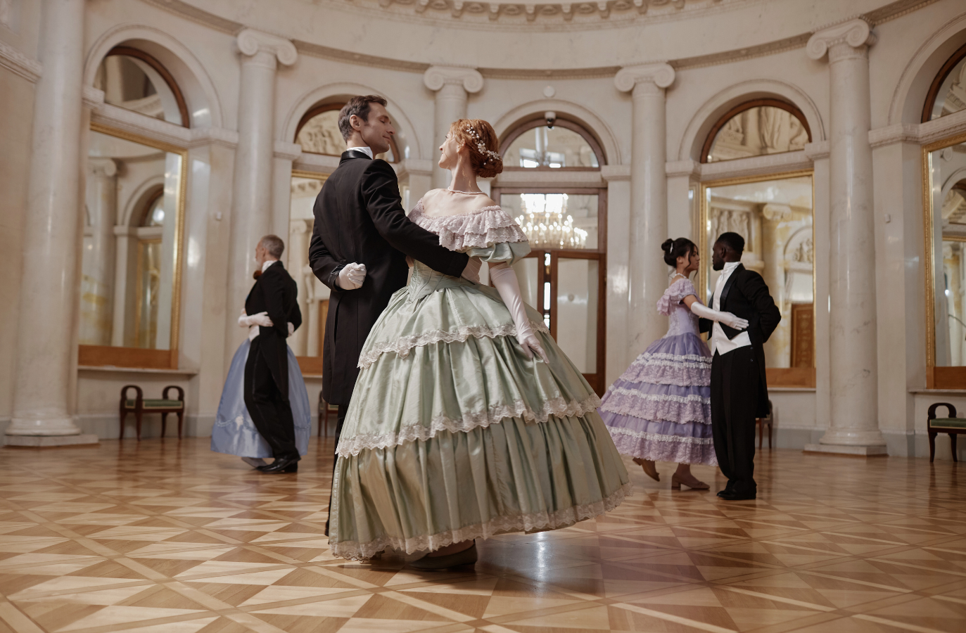 trzy pary ubrane w balowe kreacje symbolizujące artykuł czy suknia balowa może być krótka