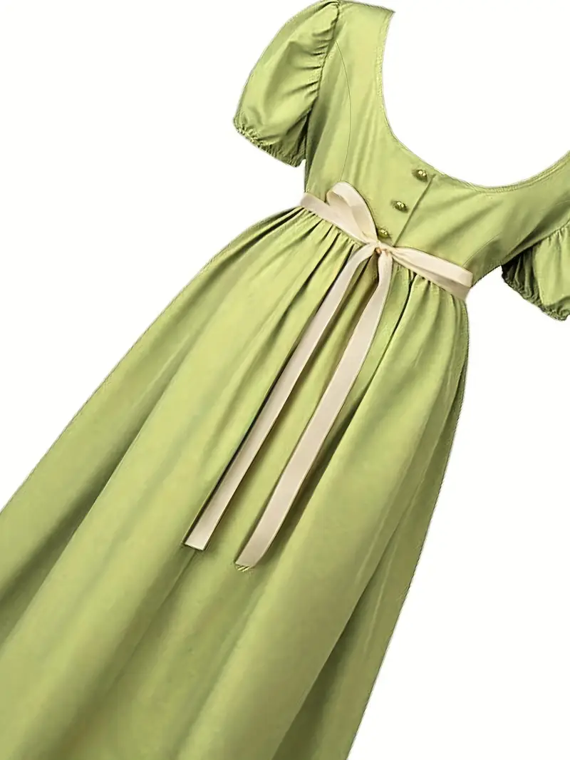 dawna suknia balowa ustawiona bokiem na białym tle