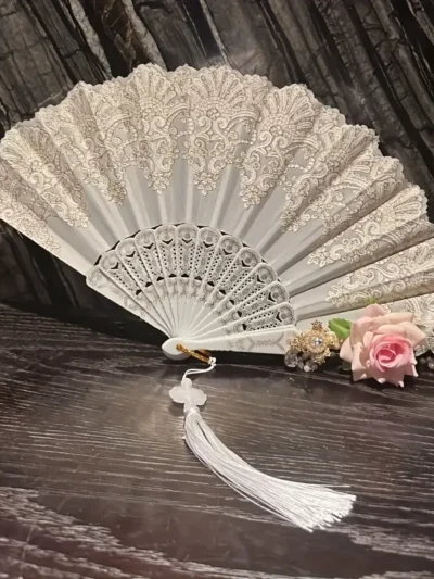 elegancki wachlarz na drewnianym stole