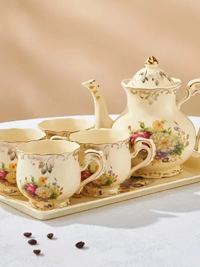 elegancki zestaw do herbaty położony na białym obrusie, beżowa ściana w tle