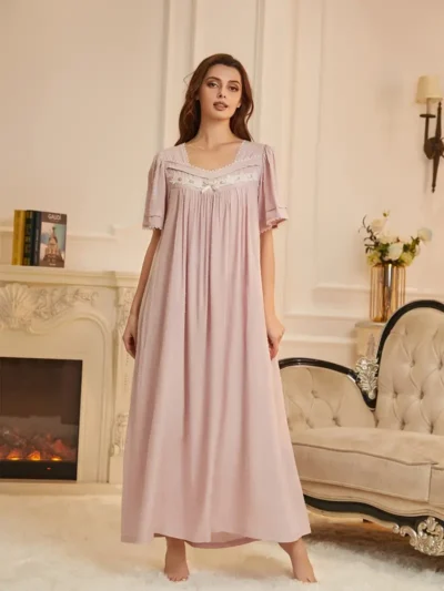 kobieta ubrana w beżową koszulę nocną w eleganckim salonie