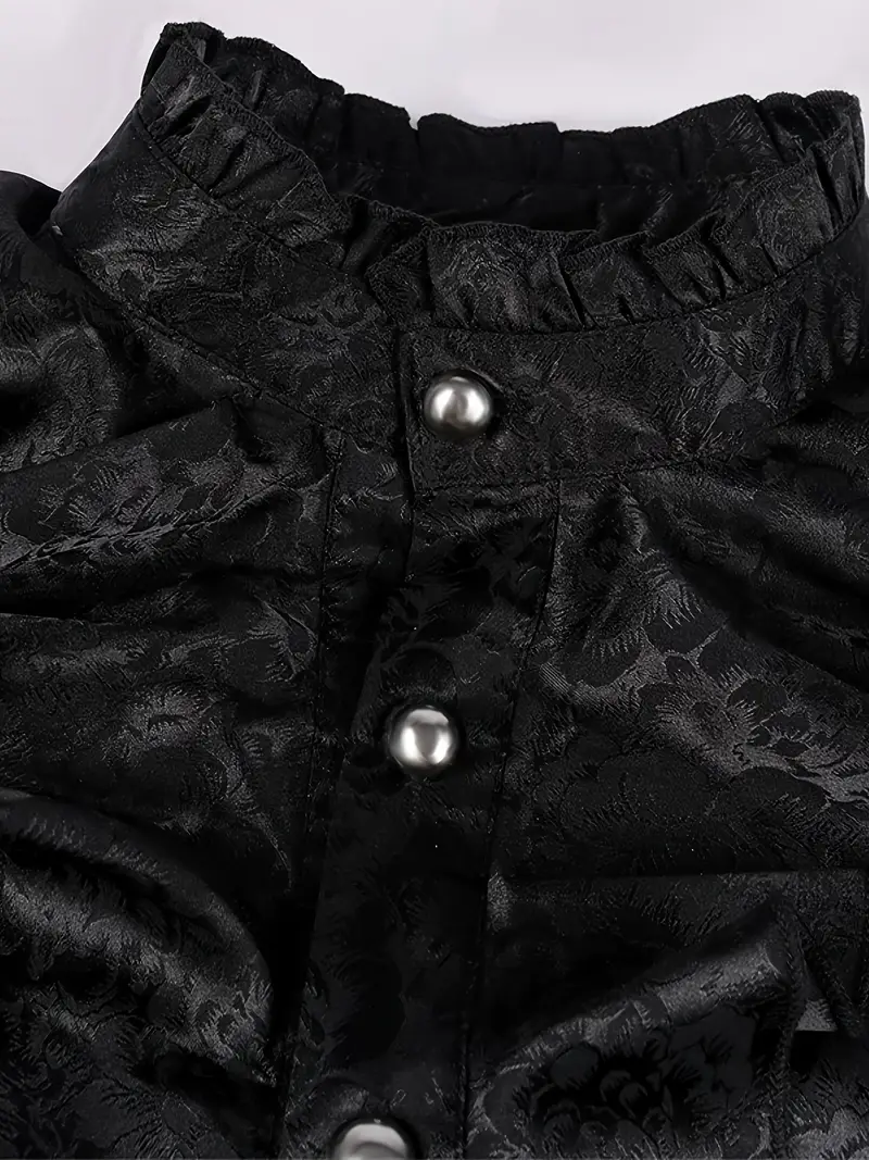 srebrne guziki na zdobionym materiale czarnej gotyckiej koszuli vintage