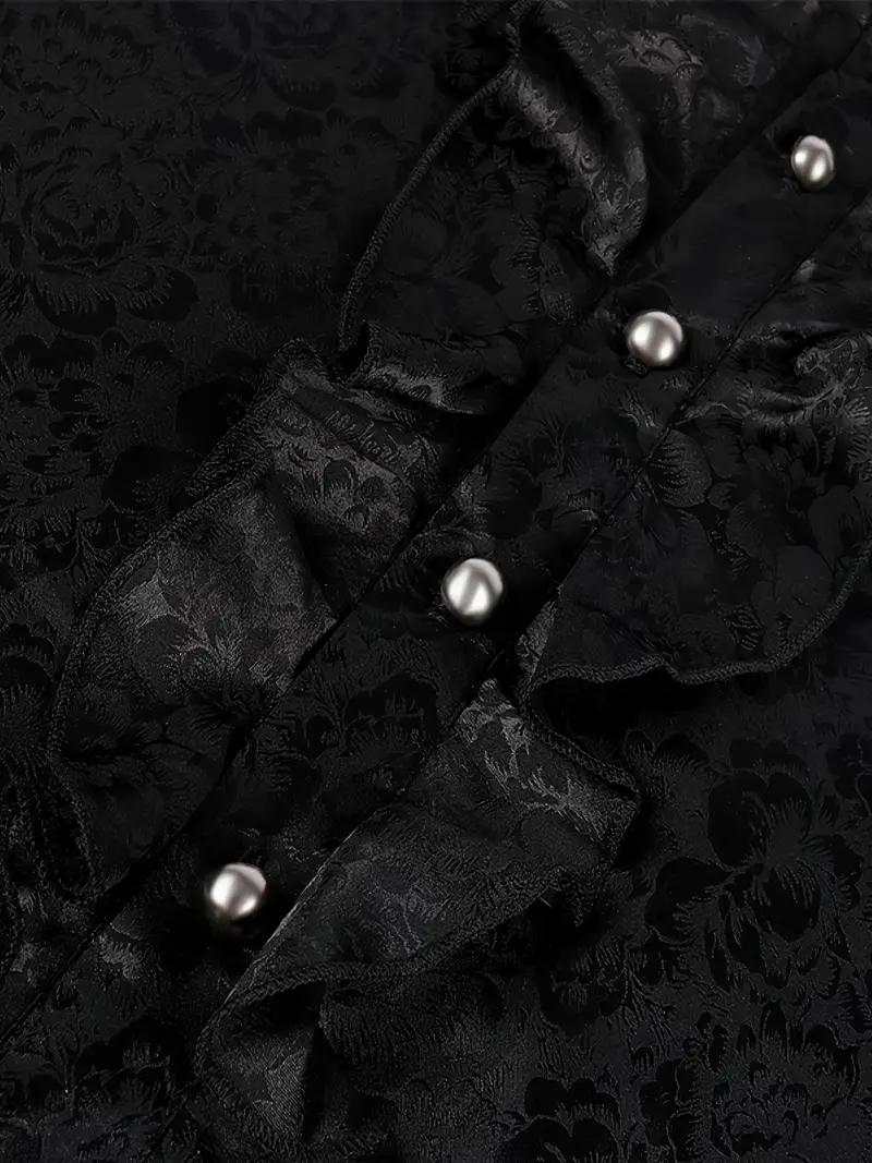 kołnierz oraz falbanki i srebrne guziki gotyckiej koszuli vintage