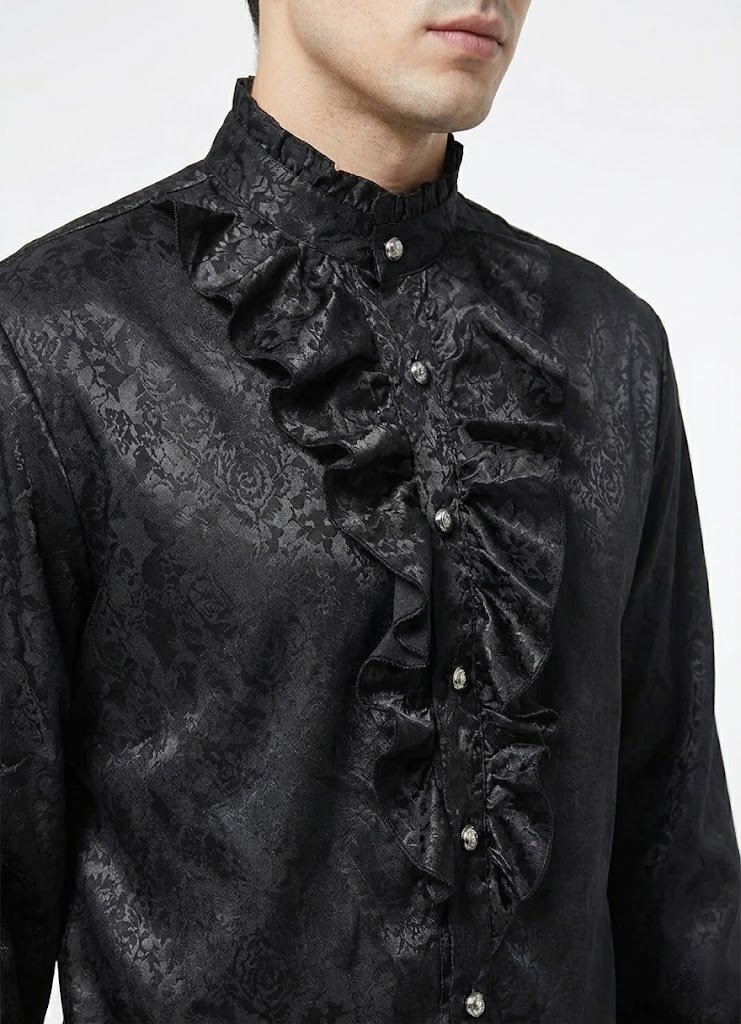 mężczyzna noszący gotycką koszulę vintage z falbanką oraz srebrnymi guzikami