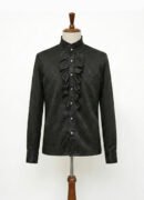 czarna gotycka koszula vintage zawieszona na drewnianym wieszaku na białym tle