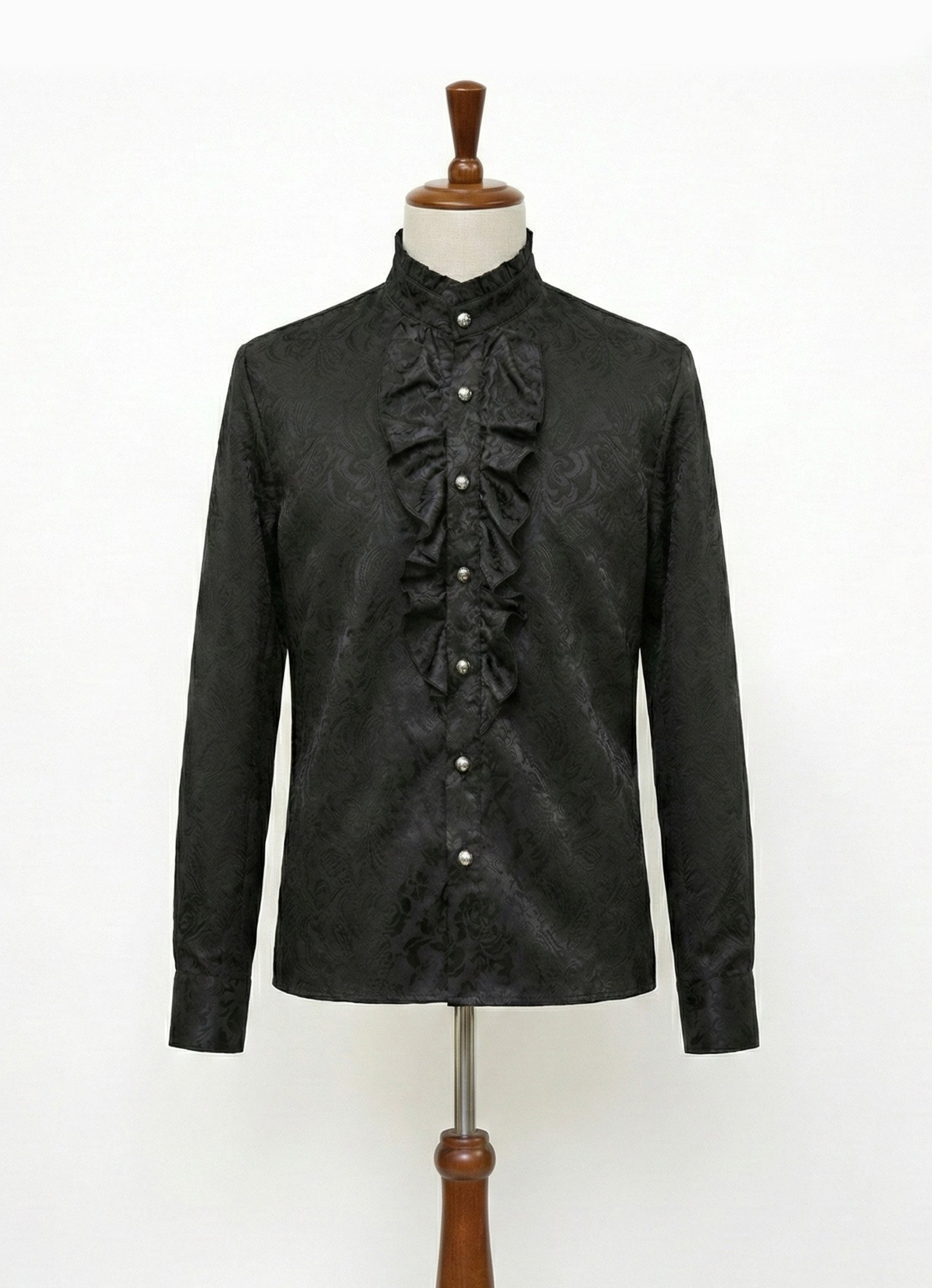 czarna gotycka koszula vintage zawieszona na drewnianym wieszaku na białym tle