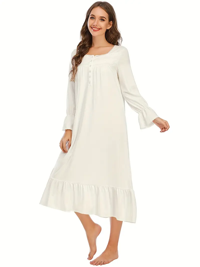 kobieta nosząca koszulę nocną bawełnianą oraz trzymająca jej materiał