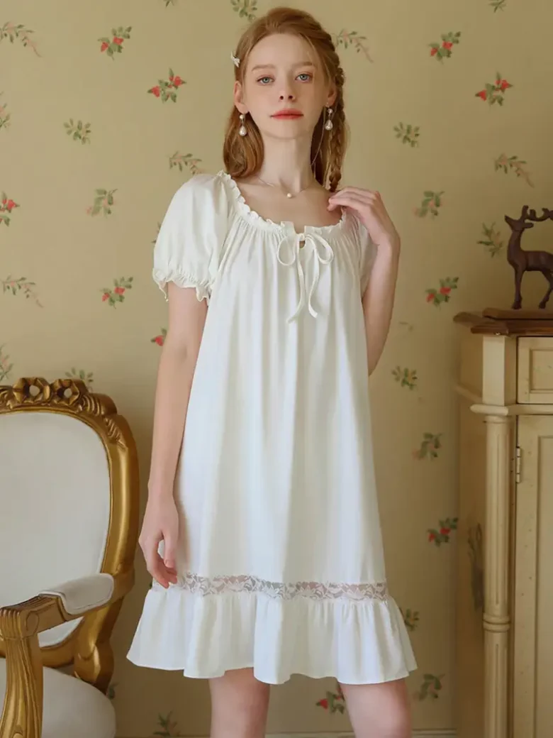 kobieta nosząca białą koszulę nocną regencyjną w eleganckim pomieszczeniu