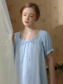 górna część jasnoniebieskiej koszuli nocnej regencyjnej na modelce