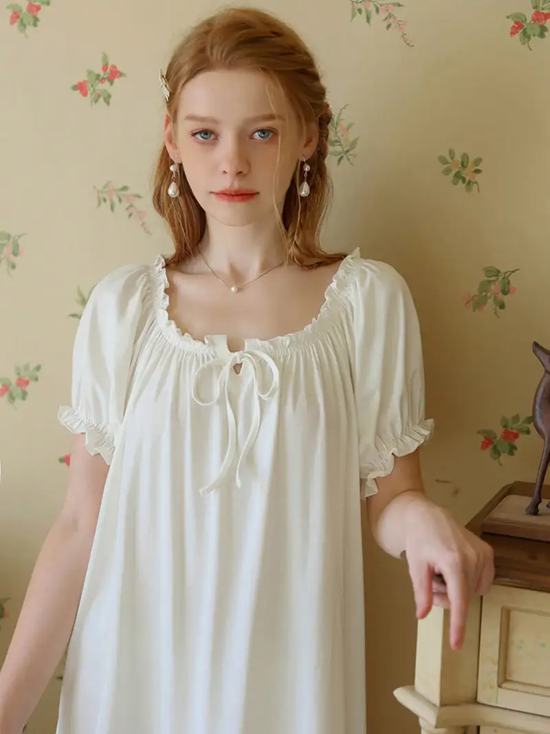 górna część białej koszuli nocnej regencyjnej na modelce
