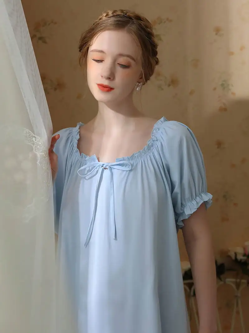 górna część jasnoniebieskiej koszuli nocnej regencyjnej na modelce