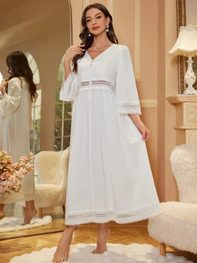 kobieta ubrana w koszulę nocną vintage i trzymająca kosmyk swoich włosów