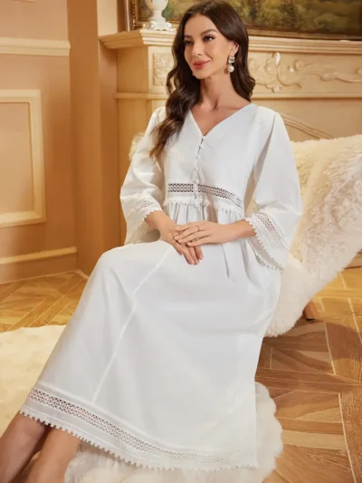 kobieta ubrana w koszulę nocną vintage oraz siedząca na krześle w eleganckim pokoju