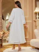 kobieta obrócona tyłem nosząca koszulę nocną vintage w eleganckim salonie