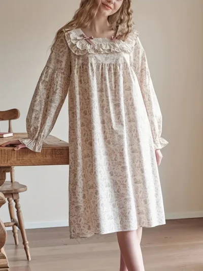 kobieta w blond włosach ubrana w kwiatową koszulę nocną