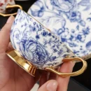 wzór w niebieskie kwiaty na białej porcelanie kwiatowego zestawu do herbaty
