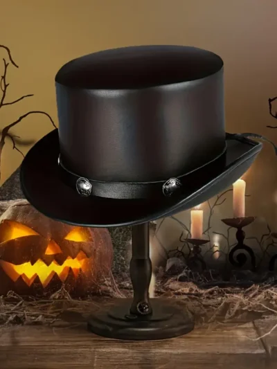 skórzany kapelusz męski na czarnym stojaku otoczony dekoracjami na Halloween