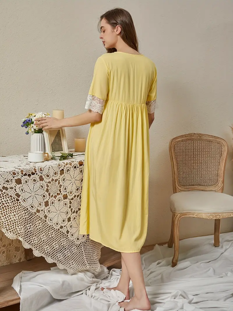 kobieta obrócona tyłem nosząca żółtą koszulę nocną