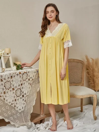 kobieta ubrana w żółtą koszulę nocną w eleganckim pomieszczeniu