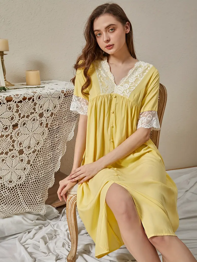 kobieta ubrana w żółtą koszulę nocną z białą koronką oraz siedząca na drewnianym krześle