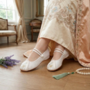 kobieta krzyżująca nogi nosząca białe buty vintage damskie do tańca na panelach