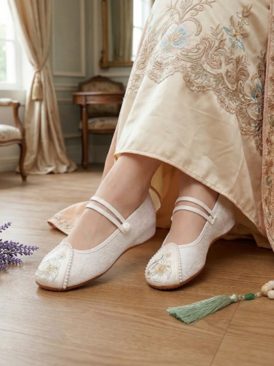 kobieta krzyżująca nogi nosząca białe buty vintage damskie do tańca na panelach