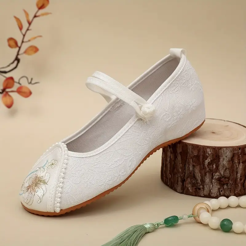 białe buty vintage damskie do tańca obrócone bokiem na beżowym tle