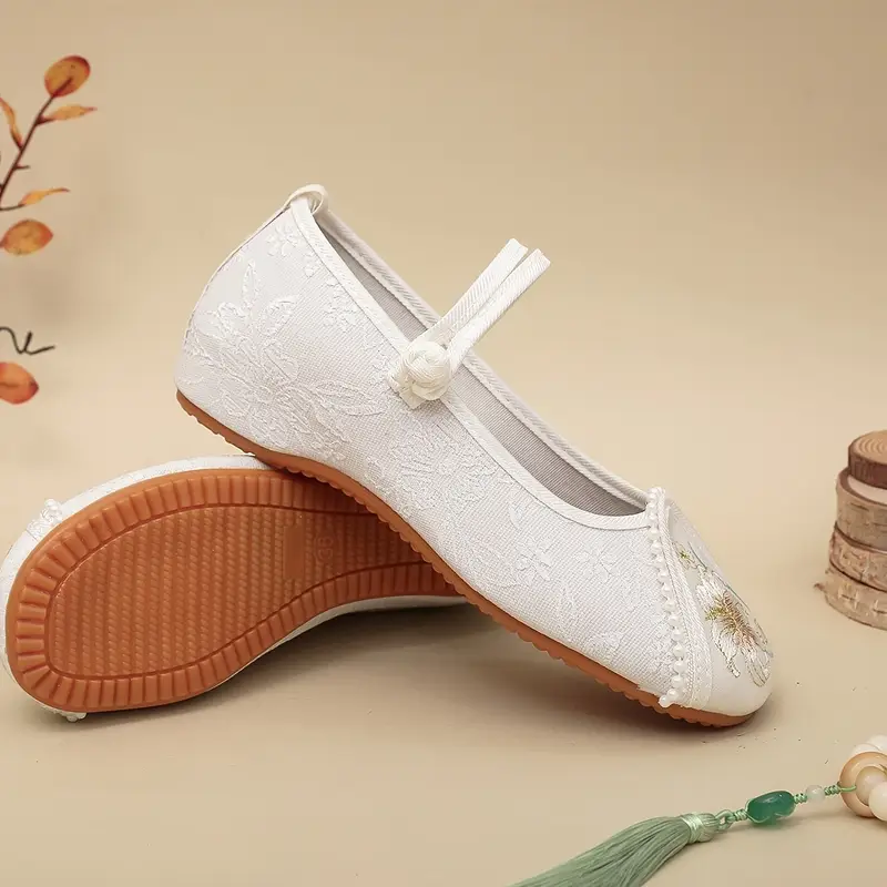 białe buty vintage damskie do tańca położone jeden na drugim