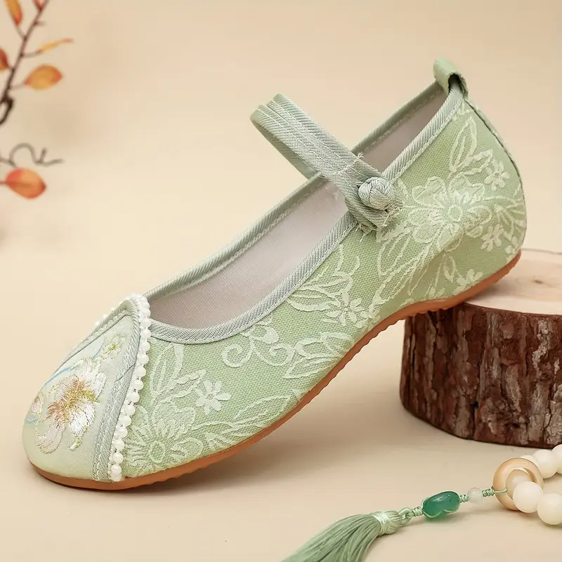 zielone buty vintage damskie do tańca obrócone bokiem na beżowym tle