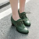 kobieta nosząca zielone buty vintage damskie na grubym obcasie z wiązaniem