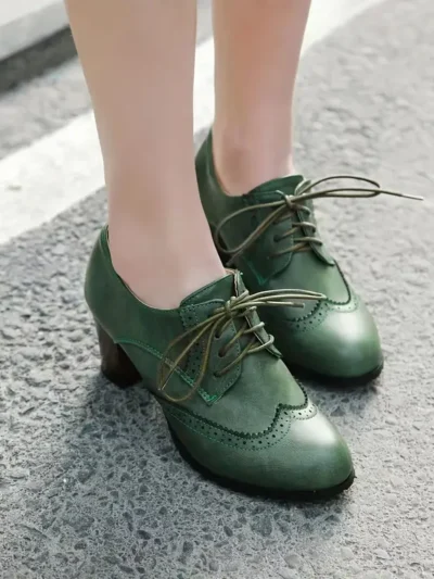 kobieta nosząca zielone buty vintage damskie na grubym obcasie z wiązaniem