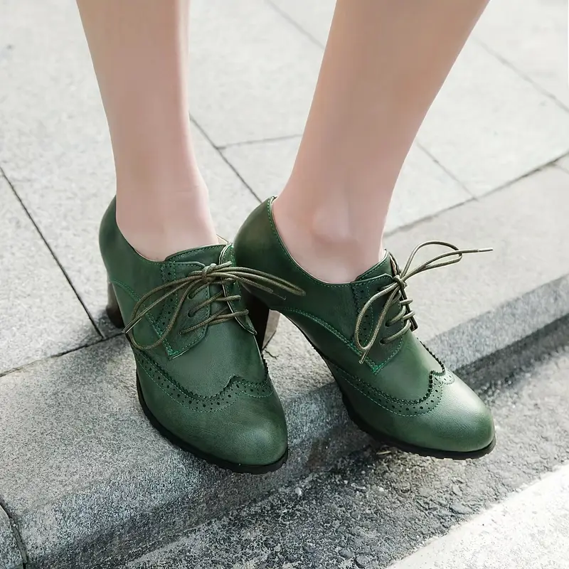 kobieta nosząca zielone buty vintage damskie na grubym obcasie na szarym betonie