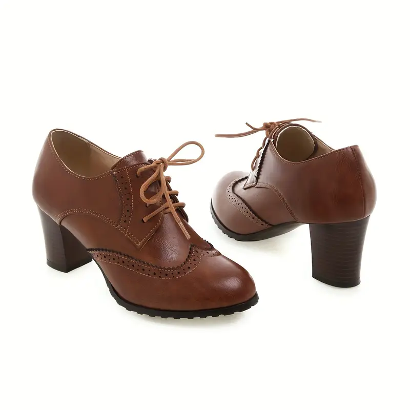 brązowe buty vintage damskie na grubym obcasie na białym tle
