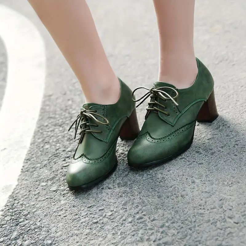 zielone buty vintage damskie na grubym obcasie na stopach modelki