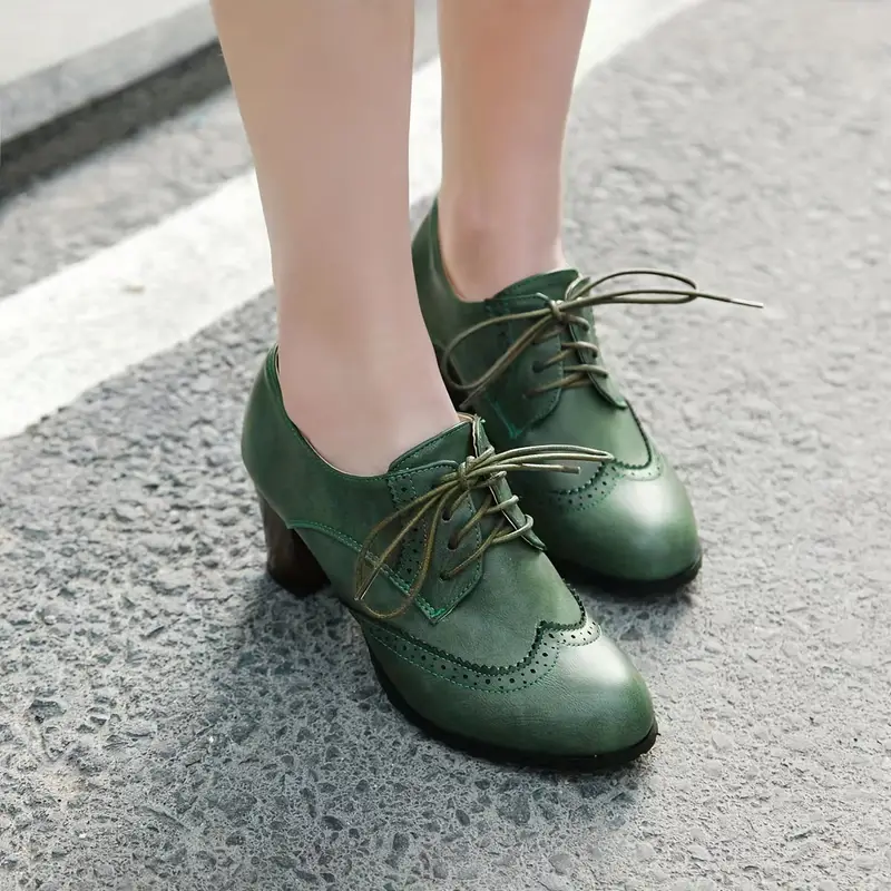 kobieta nosząca zielone buty vintage damskie na grubym obcasie z wiązaniem