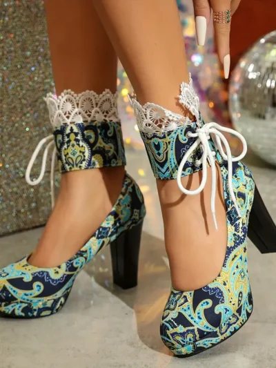 kobieta nosząca zdobione buty vintage na słupku na szrej podłodze