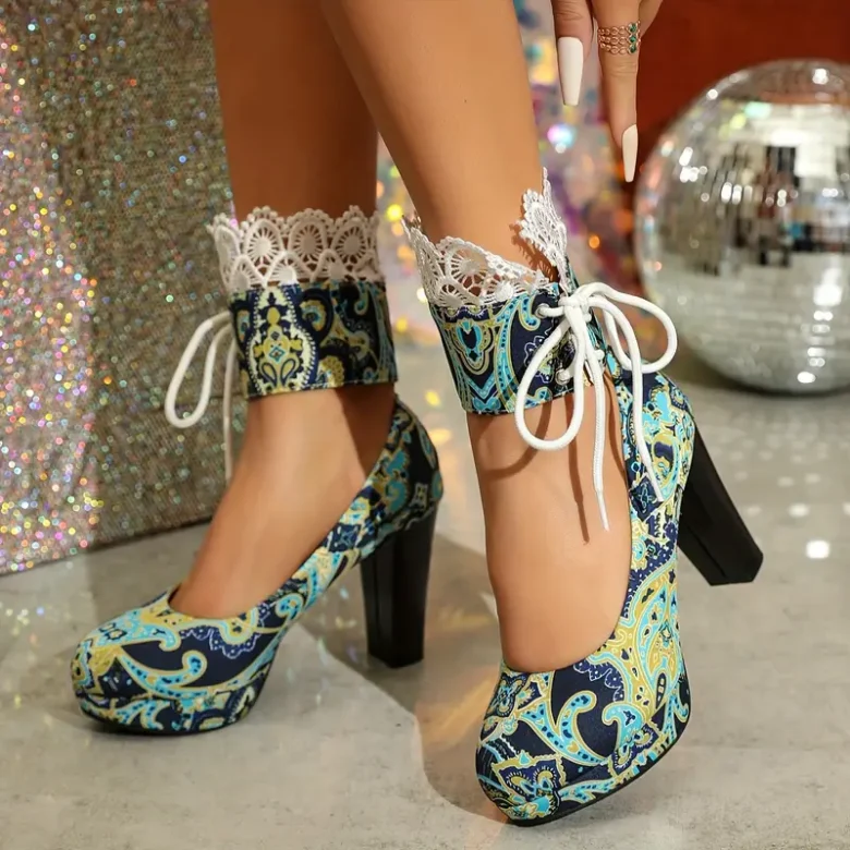 kobieta nosząca zdobione buty vintage na słupku na szrej podłodze