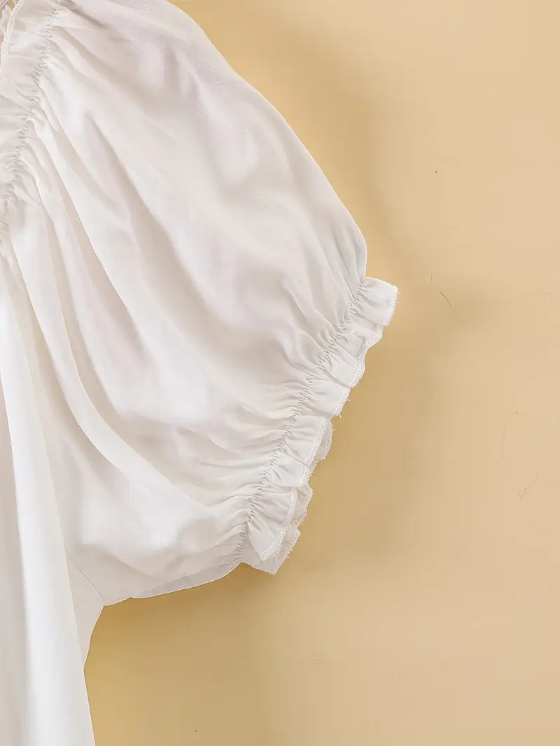 rękaw białej klasycznej koszuli nocnej