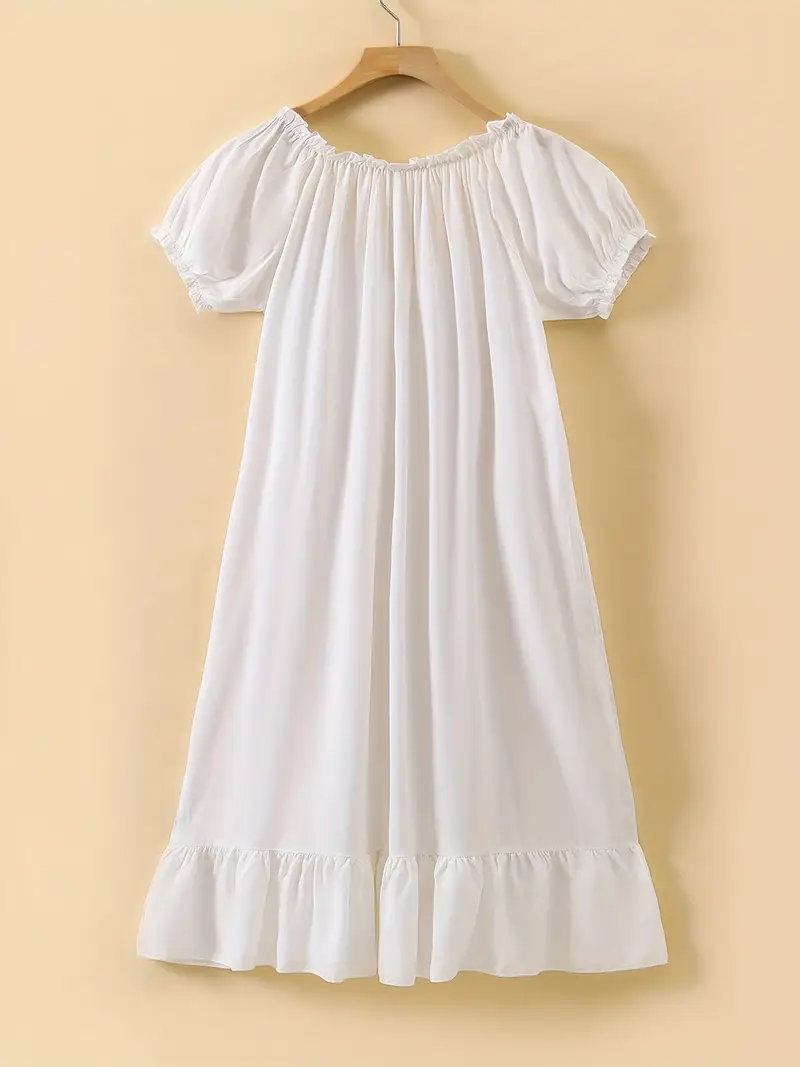 klasyczna koszula nocna na drewnianym wieszaku obrócona tyłem