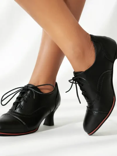 kobieta noszaca czarne klasyczne buty vintage damskie na białej podłodze