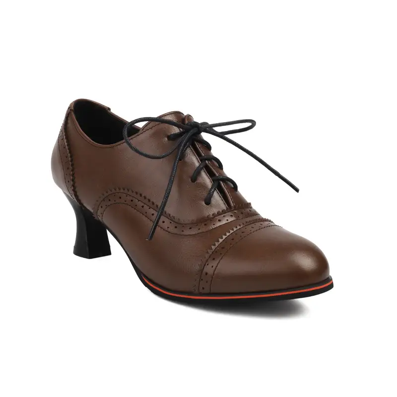 brązowe klasyczne buty vintage damskie na białym tle