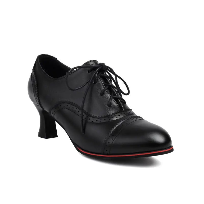 czarne klasyczne buty vintage damskie na białym tle