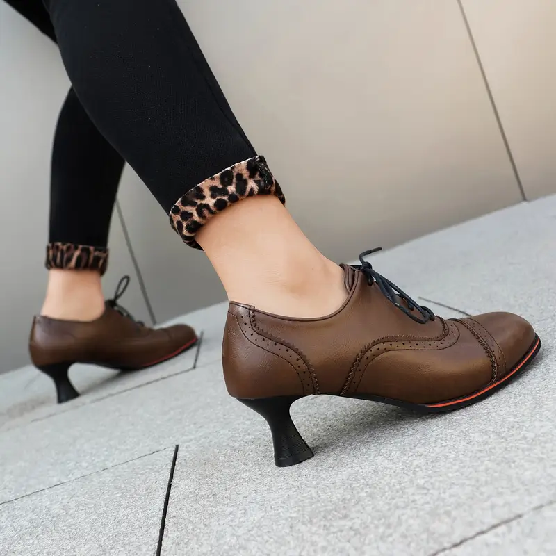 kobieta noszaca brązowe klasyczne buty vintage damskie, esponująca ich obcas