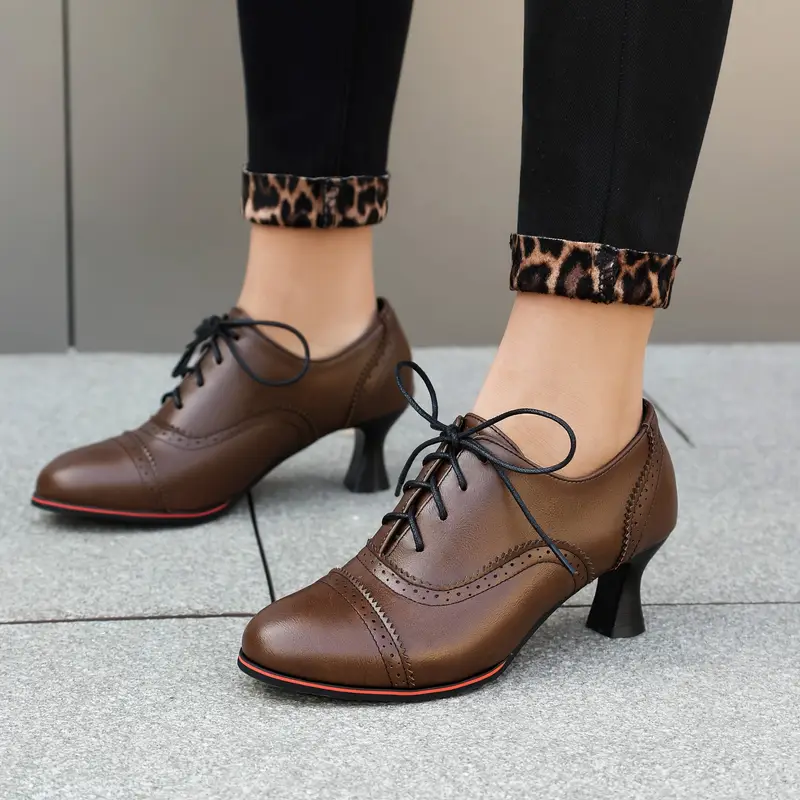 kobieta nosząca brązowe klasyczne buty vintage damskie na szarym chodniku