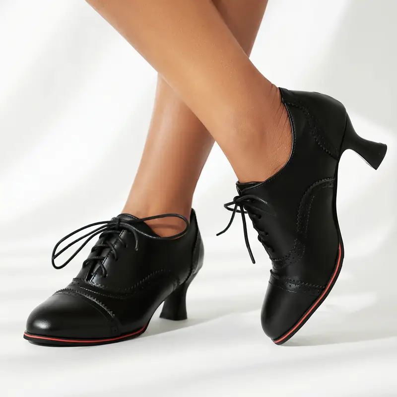 kobieta noszaca czarne klasyczne buty vintage damskie na białej podłodze