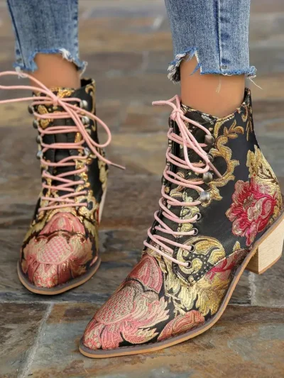 kobieta nosząca kwiatowe buty vintage i jeansy