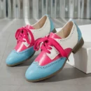 niebiesko-różowe płaskie buty vintage damskie oparte o białe pudełko