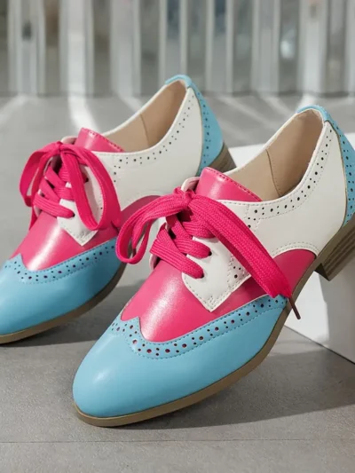 niebiesko-różowe płaskie buty vintage damskie oparte o białe pudełko